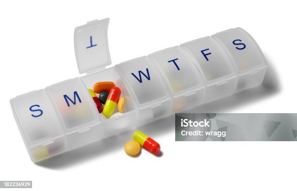 Красочные Таблетки И Коробка Таблеток — стоковые фотографии и другие картинки Антибиотик - Антибиотик, Ацетилсалициловая кислота, Без людей