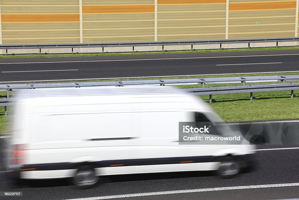 White Lastauto Beschleunigung auf dem Highway - Lizenzfrei Bus Stock-Foto
