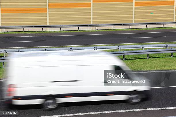 White Lastauto Beschleunigung Auf Dem Highway Stockfoto und mehr Bilder von Bus - Bus, Liefern, Abstrakt