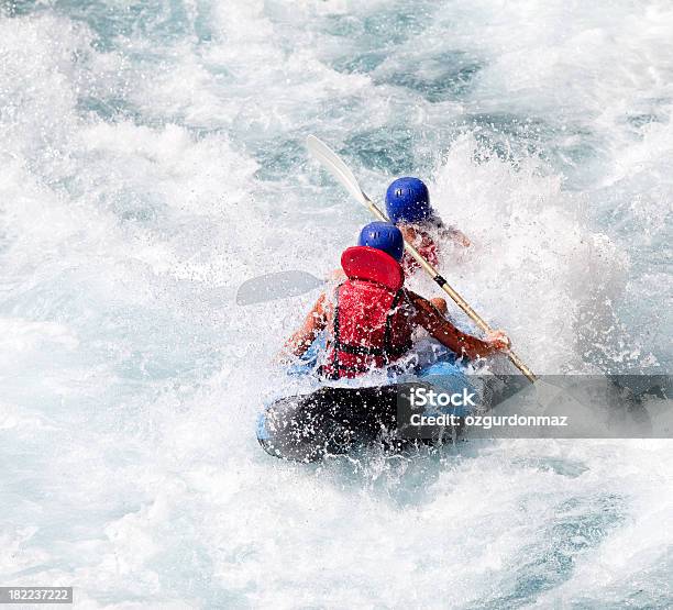 Rafting En Aguas Bravas Foto de stock y más banco de imágenes de Accesorio de cabeza - Accesorio de cabeza, Actividad, Actividades recreativas