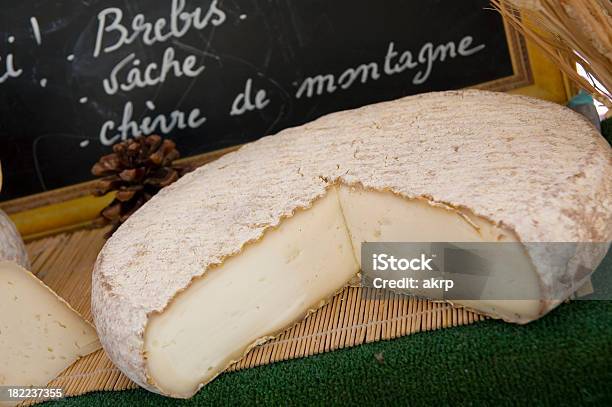 Queijo No Mercado - Fotografias de stock e mais imagens de Ao Ar Livre - Ao Ar Livre, Arranjo, Comida