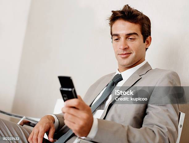 Junger Geschäftsmann Sms Auf Einem Cellphone Stockfoto und mehr Bilder von 20-24 Jahre - 20-24 Jahre, Anzug, Drahtlose Technologie