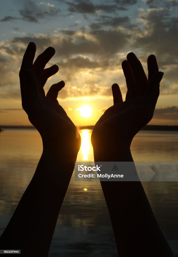 Regardant le coucher du soleil - Photo de Atteindre libre de droits