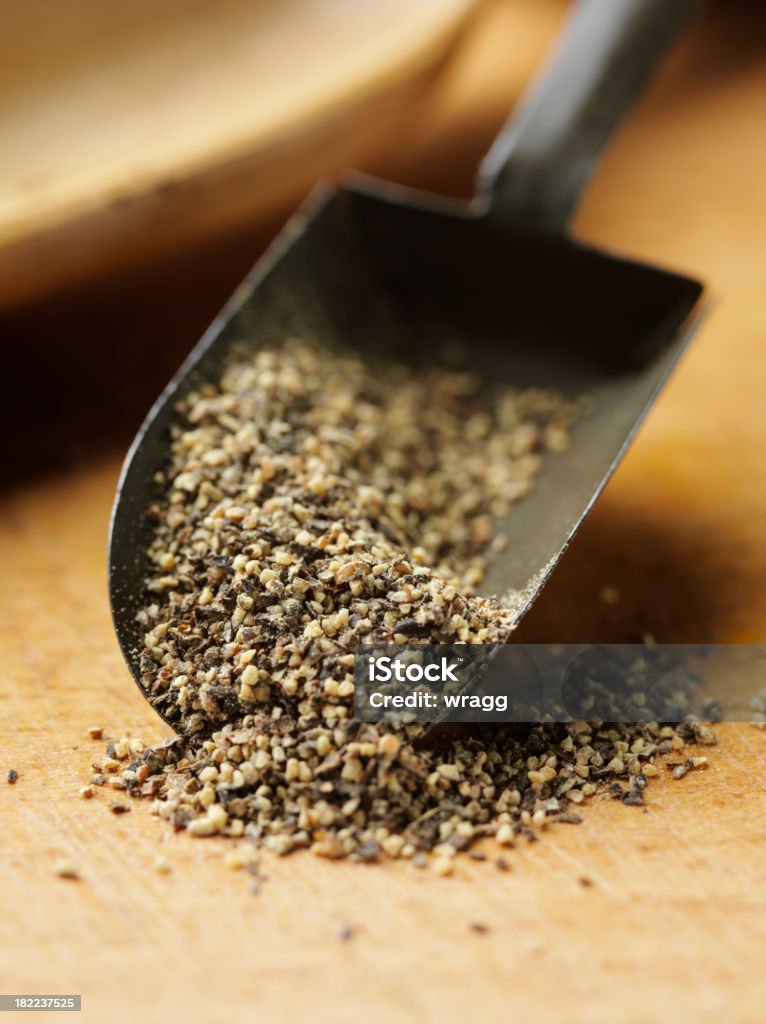 Course de poivre noir moulu et dégagée en métal - Photo de Aliment libre de droits