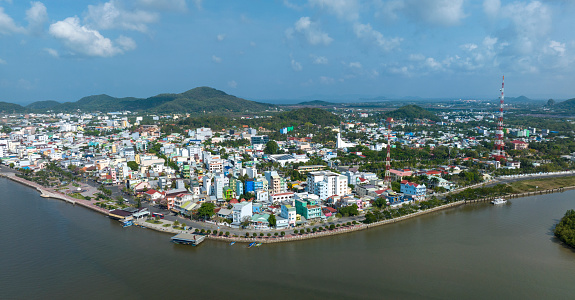 Ha Tien is a city located to the west of Kien Giang province. It is about 317 km from Ho Chi Minh City and about 83 km from Rach Gia city. Ha Tien is a coastal city. It has a full range of terrain types such as bays, pools, mountains, rivers, caves, plains, islands, etc. All create a diverse and attractive beauty in the bustling city.