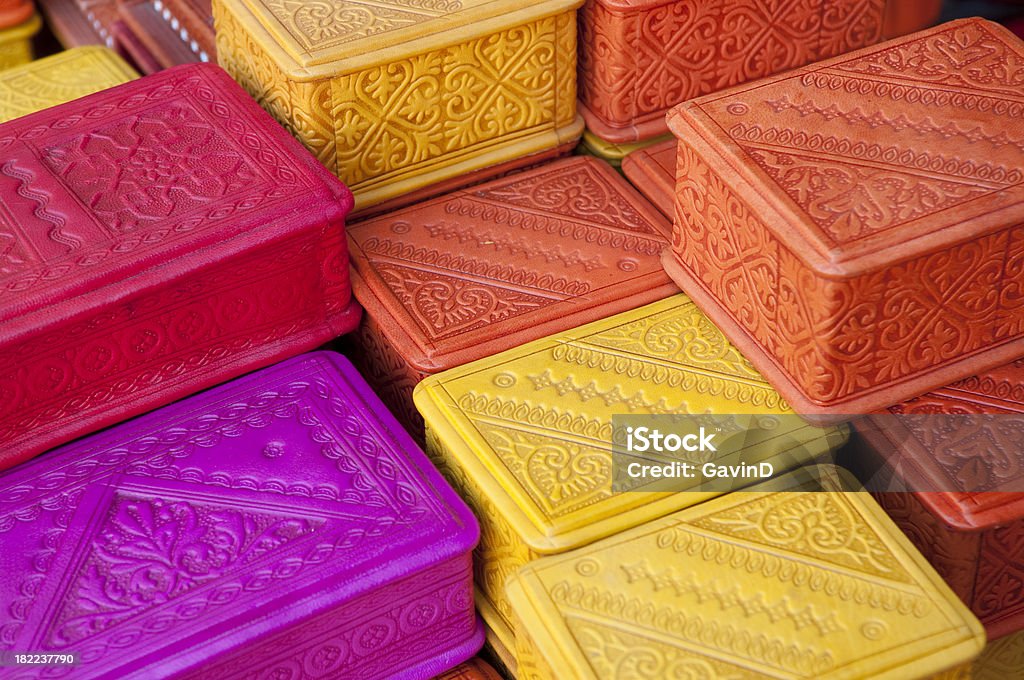 Caixas de armazenamento de couro colorido em Marrocos Norte de África - Royalty-free Caixa Foto de stock