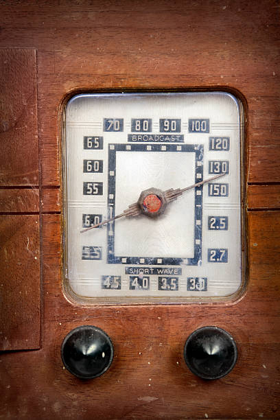 ancienne radio tuner - radio haute fréquence photos et images de collection