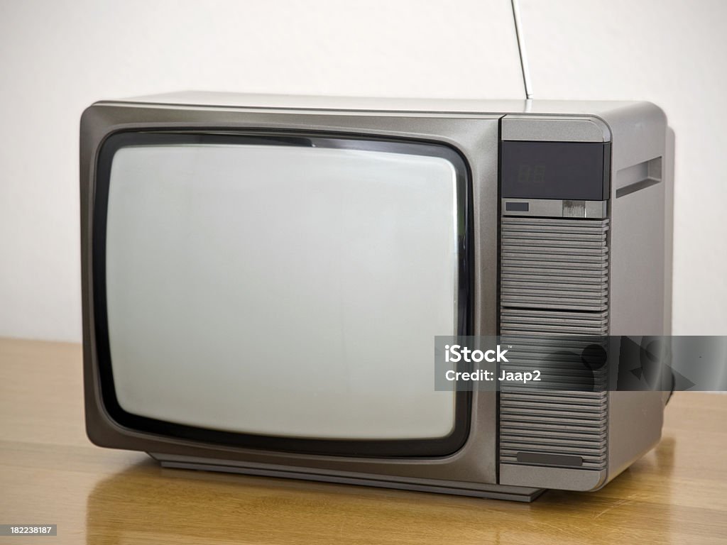 Небольшой размера цвет ретро телевизор на дуб Таблица (в начале 80-х годов - Стоковые фото 1980-1989 роялти-фри