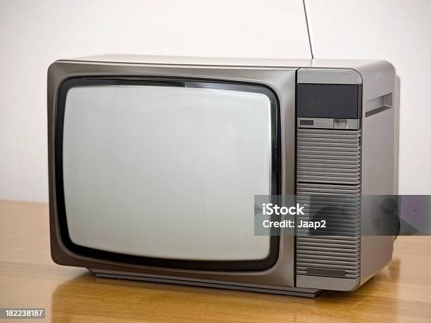 Небольшой Размера Цвет Ретро Телевизор На Дуб Таблица В Начале 80х Годов — стоковые фотографии и другие картинки 1980-1989