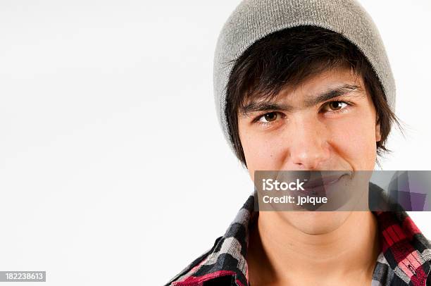 Piercing Jovem Adulto De Retrato - Fotografias de stock e mais imagens de Gorro de Lã - Gorro de Lã, Meninos Adolescentes, 16-17 Anos