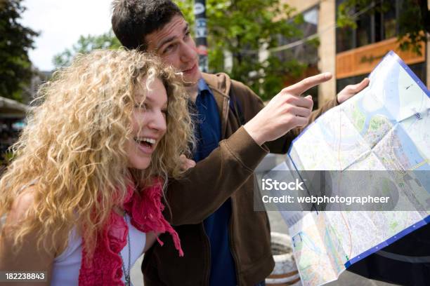 Turista Con Mapa Foto de stock y más banco de imágenes de Adulto - Adulto, Adulto joven, Agarrar