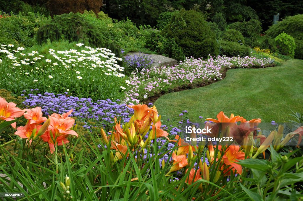 Пейзаж и цветок сад - Стоковые фото Задний или передний двор роялти-фри