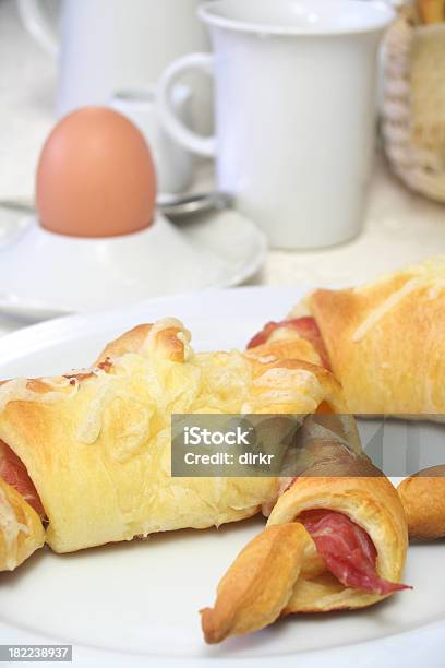 Бекон Круассан Завтрак — стоковые фотографии и другие картинки Без людей - Без людей, Бекон, Варёное яйцо
