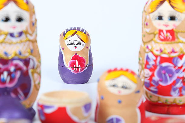 ninhos bonecas russas - russian nesting doll wood family teamwork - fotografias e filmes do acervo