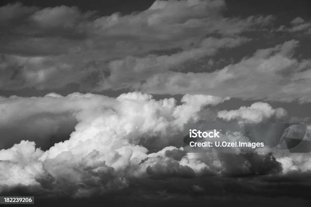Angry Nuvens - Fotografias de stock e mais imagens de Chuva - Chuva, Condições Meteorológicas, Estrato