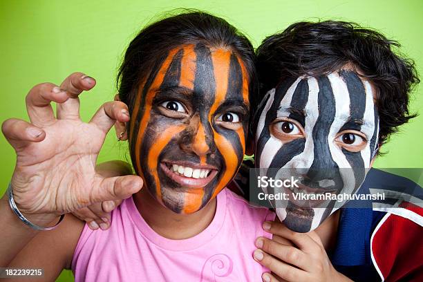 Photo libre de droit de Joyeux Garçon Et Fille Indienne Avec Des Bandes Horizontales Tigre Zèbre banque d'images et plus d'images libres de droit de Affectueux