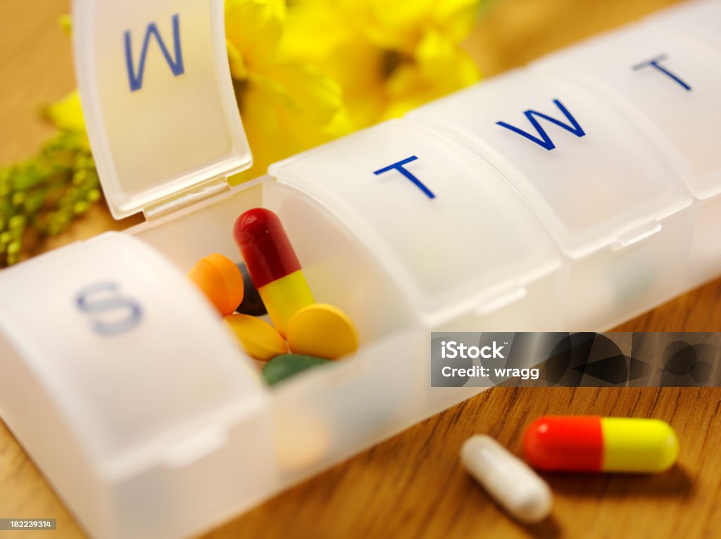 Medyczne tabletki w Pudełko na tabletki - Zbiór zdjęć royalty-free (Antybiotyk)