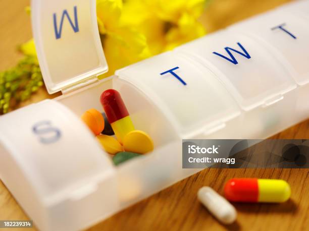 Медицинские Таблетки В Коробка Таблеток — стоковые фотографии и другие картинки Антибиотик - Антибиотик, Ацетилсалициловая кислота, Без людей
