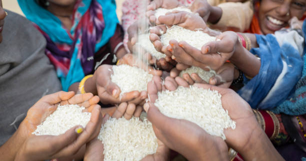 istock Poor Indian children asking for food, India 1822395914