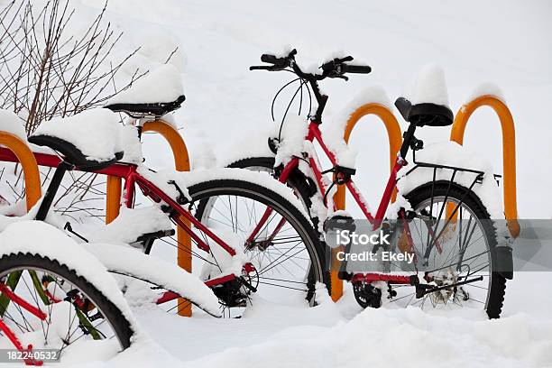 Bicicletas En La Nieve Foto de stock y más banco de imágenes de Abandonado - Abandonado, Acera, Actividad