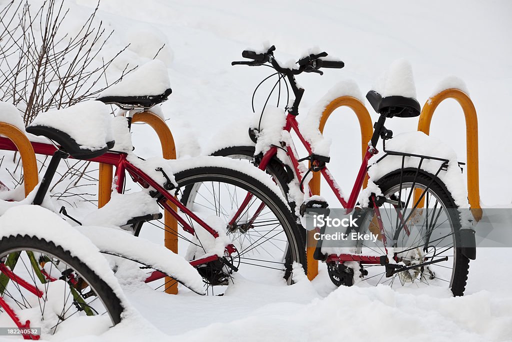 Rowerów w śniegu. - Zbiór zdjęć royalty-free (Biały)