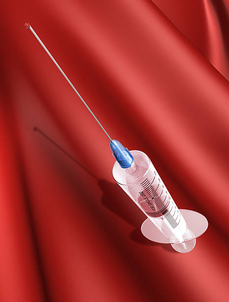 jeringa sobre rojo - surgical needle syringe prick injecting fotografías e imágenes de stock