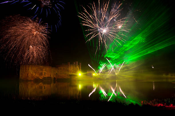 fogos de artifício e laser mostrar apresentação - leeds castle imagens e fotografias de stock