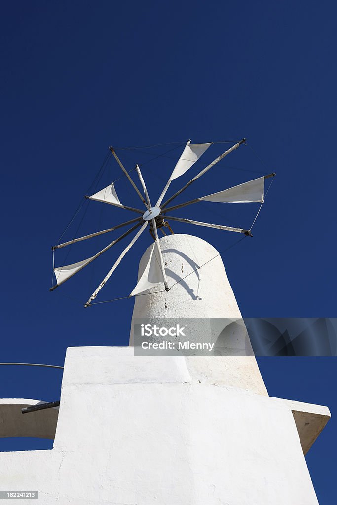 Greco di mulini a vento contro il cielo estivo blu - Foto stock royalty-free di Agricoltura