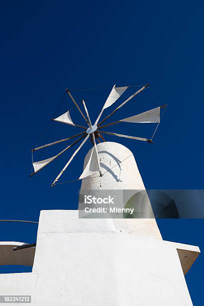 ギリシャのブルーの夏の空に対するの風車 - イオニア諸島のストックフォトや画像を多数ご用意 - イオニア諸島, イラクリオン, カラー画像