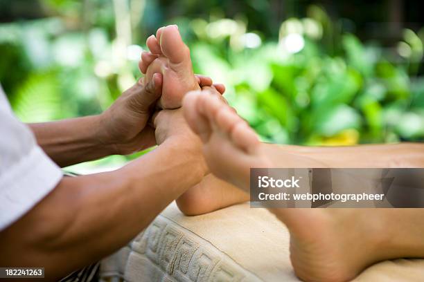 Foot Massage Stockfoto und mehr Bilder von Alternative Behandlungsmethode - Alternative Behandlungsmethode, Alternative Medizin, Barfuß