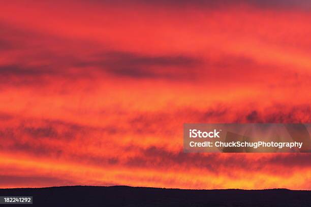 ホライズンスカイ燃え立つ砂漠の夕日 - Horizonのストックフォトや画像を多数ご用意 - Horizon, あこがれ, かすみ