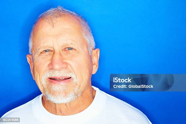Senior Man 笑顔アゲインスト青色背景 - 1人のストックフォトや画像を多数ご用意 - 1人, 65-69歳, 70代