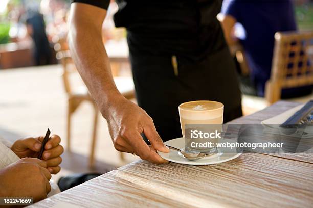 Serviert Kaffee Stockfoto und mehr Bilder von Alkoholfreies Getränk - Alkoholfreies Getränk, Arbeiten, Bedienungspersonal