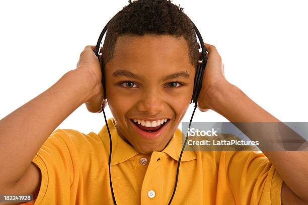 若い 10 代の少年と笑顔を着てヘッドフォン - ヘッドフォンのストックフォトや画像を多数ご用意 - ヘッドフォン, 少年, 白背景