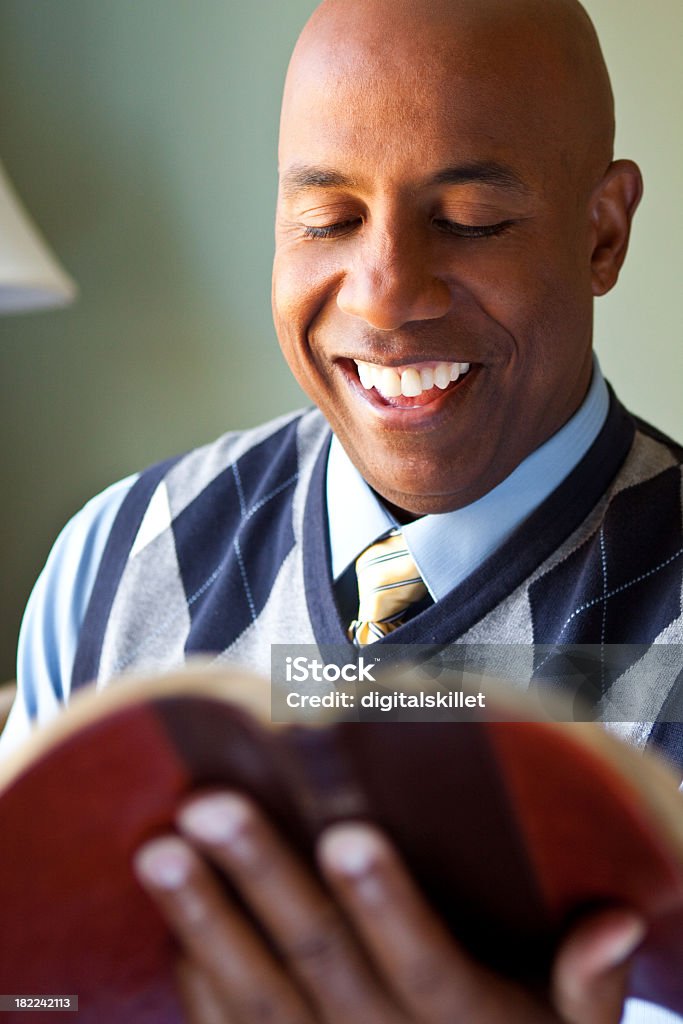 Lectura de hombre - Foto de stock de Africano-americano libre de derechos
