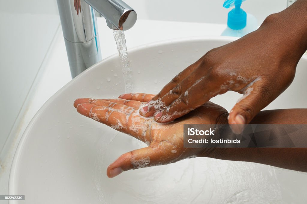 Lavado de manos-rotación frotar de los dedos hacia Palms - Foto de stock de Lavarse las manos libre de derechos