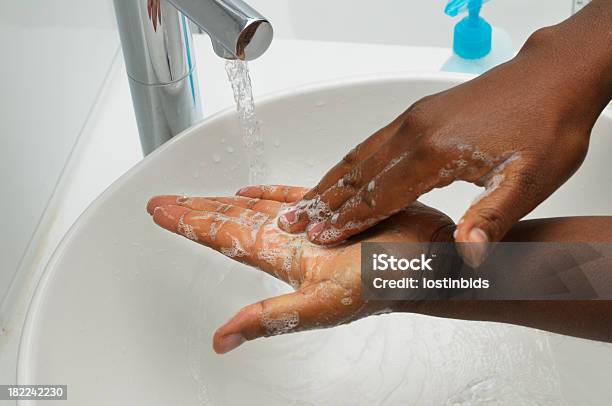 Mycie Rąk Obrotowy Pocierać Palców W Palms - zdjęcia stockowe i więcej obrazów Myć ręce - Myć ręce, Afroamerykanin, Mydlina