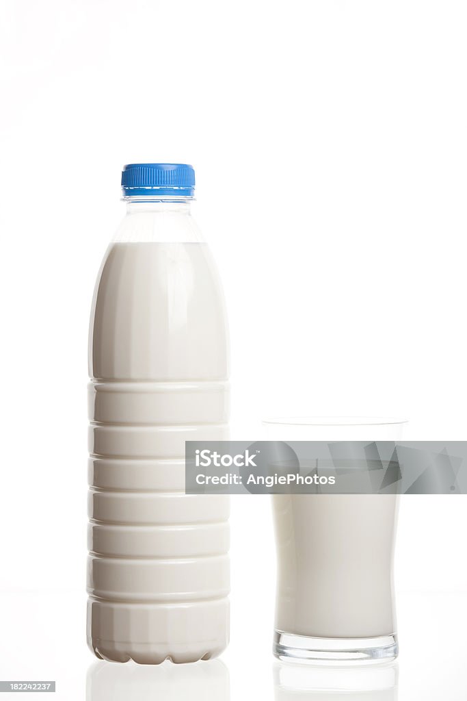 Бутылка и стакан молока - Стоковые фото Бутылка для молока роялти-фри
