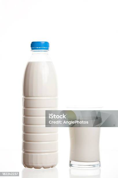 Бутылка И Стакан Молока — стоковые фотографии и другие картинки Бутылка для молока - Бутылка для молока, Без людей, Белый