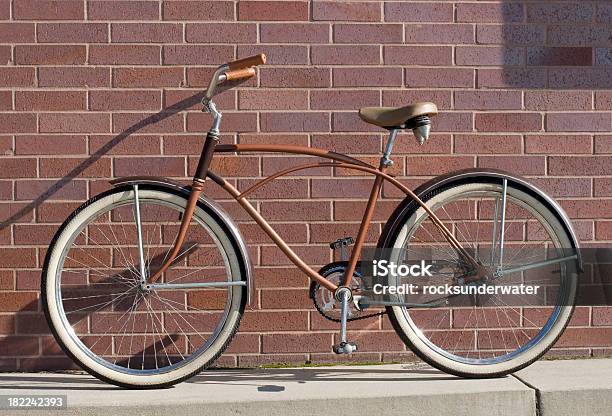 Vintage Bicicletta - Fotografie stock e altre immagini di Bicicletta - Bicicletta, Muro di mattoni, Composizione orizzontale