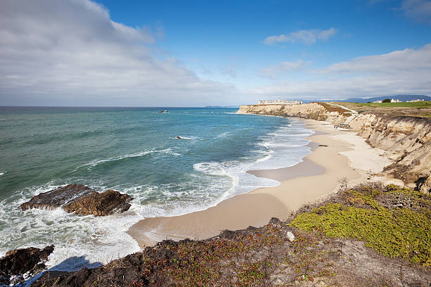 half moon bay, california - california coastline beach cliff fotografías e imágenes de stock