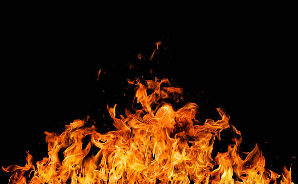fuoco fiamme reale intenso - arson black bright burning foto e immagini stock