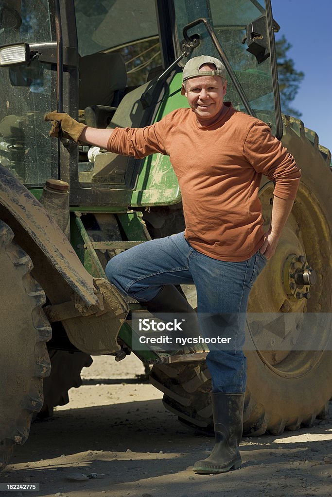 Agriculteur à monter dans la ferme Tracteur - Photo de Agriculteur libre de droits