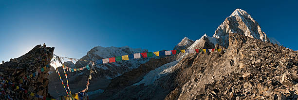 modlitwa flags w himalajach górskie szczyty panorama kala patthar pumori nepal - kala pattar zdjęcia i obrazy z banku zdjęć