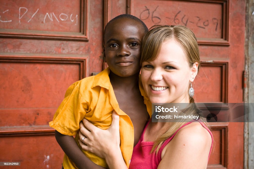 Femme afro-américaine avec enfant - Photo de Missionnaire libre de droits