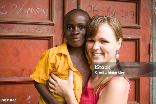 Photo libre de droit de Femme Afroaméricaine Avec Enfant banque d'images et plus d'images libres de droit de Missionnaire - Missionnaire, Afrique, Action caritative et assistance