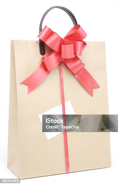 Papel Marrón Bolsa De La Compra Con Cinta Roja Bow Foto de stock y más banco de imágenes de Bolsa - Objeto fabricado - Bolsa - Objeto fabricado, Bolsa de la compra, Bolsa de papel