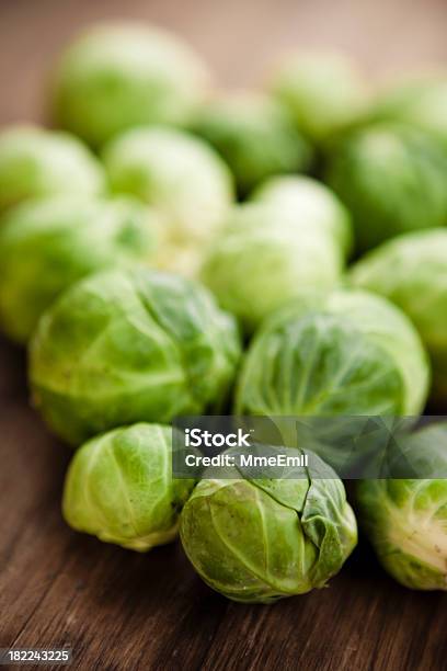 Foto de Couves De Bruxelas e mais fotos de stock de Comida - Comida, Comida e bebida, Couve-de-bruxelas