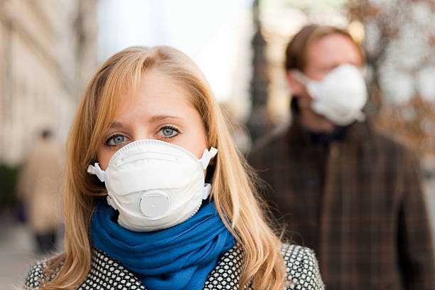 máscaras de protección de personas que llevan a la gripe - flu virus russian influenza swine flu virus fotografías e imágenes de stock