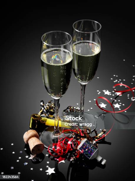 Photo libre de droit de Deux Verres De Champagne Et De Réception Et Cotillons banque d'images et plus d'images libres de droit de Alcool